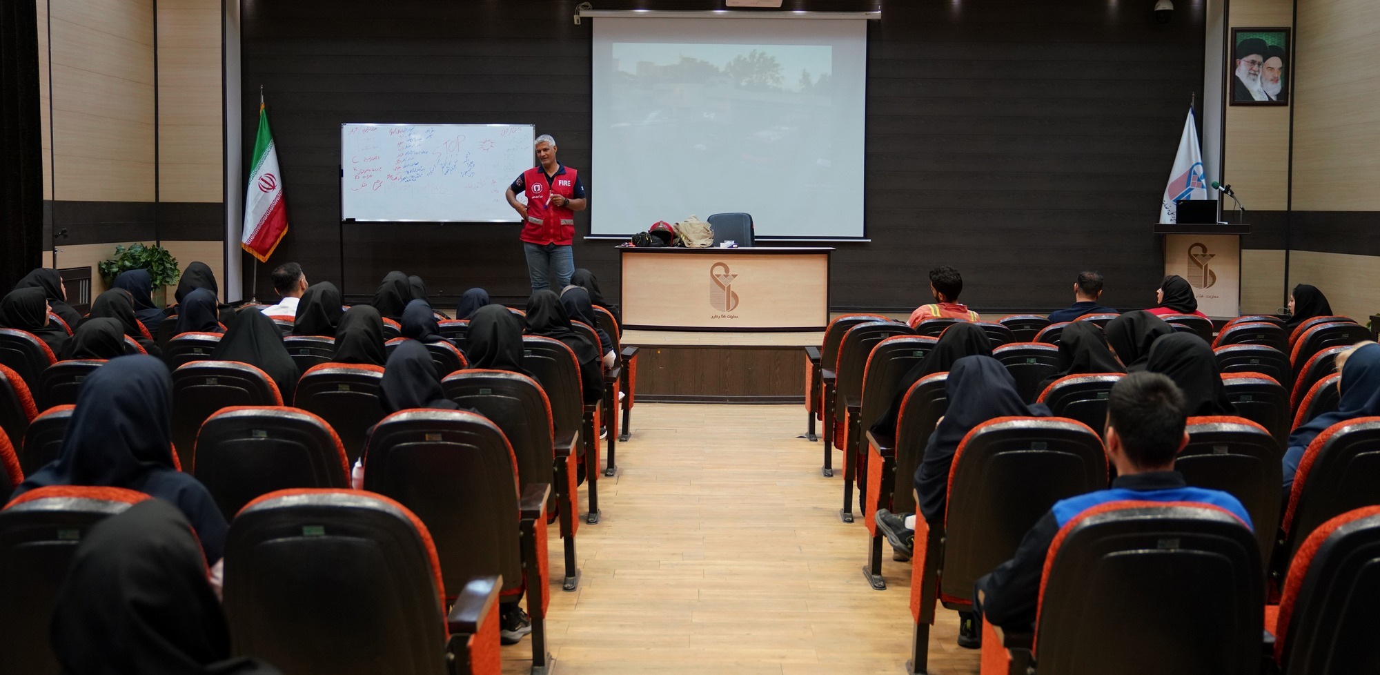 برگزاری دوره آموزشی اطفاء حریق، امداد و نجات در معاونت غذا و دارو با همکاری گروه ارتباط با صنعت و جامعه دانشگاه.